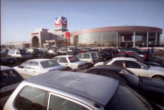 管内最大規模の駐車場は開店と同時にいっぱいに